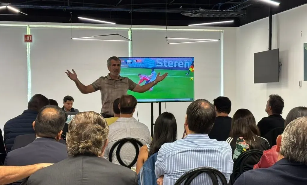 Elizondo en una capacitación para medios en México. Foto FMF.