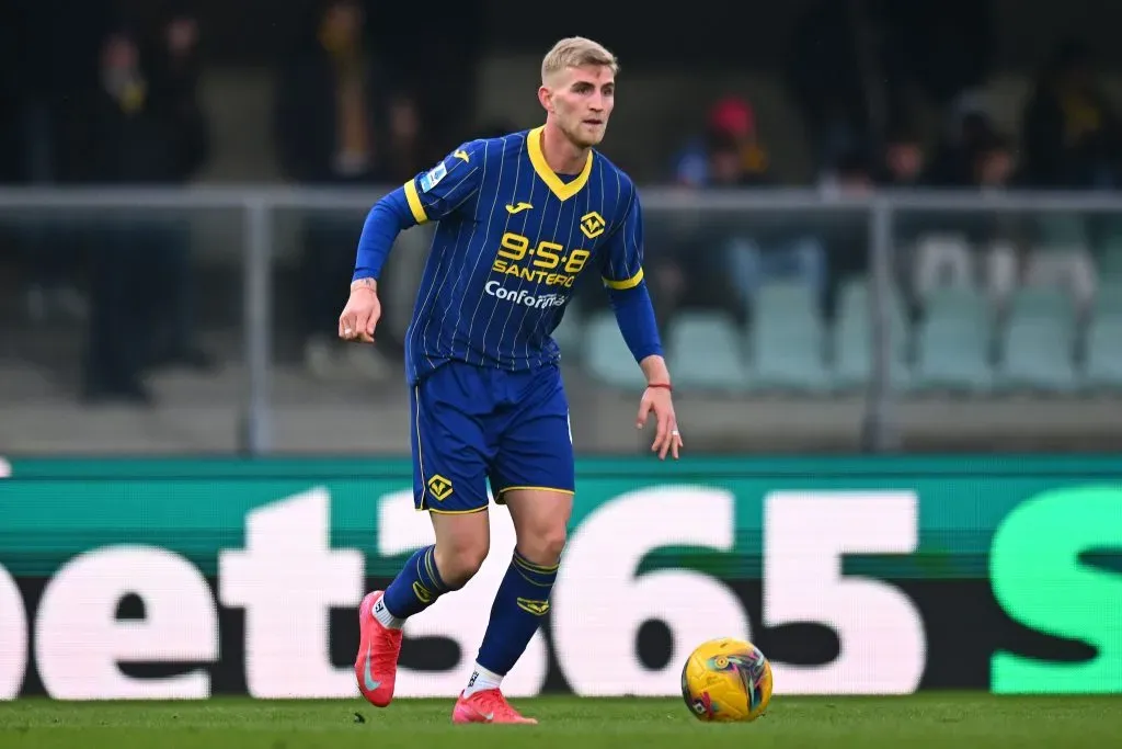 Nicolás Valentini con la camiseta del Hellas Verona.