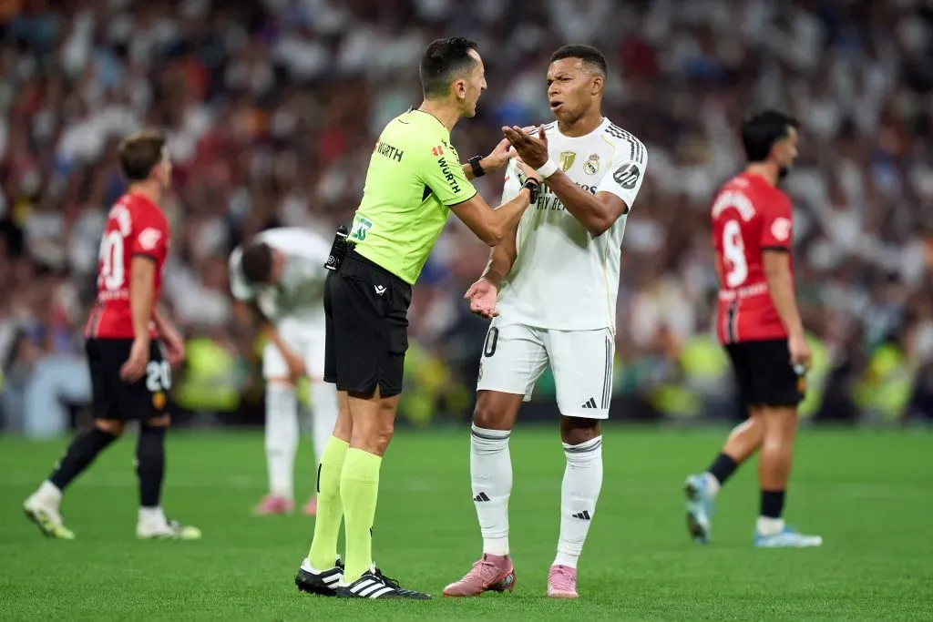 Sánchez Martínez discute con Mbappé durante el duelo entre Real Madrid y Mallorca de la presente temporada.