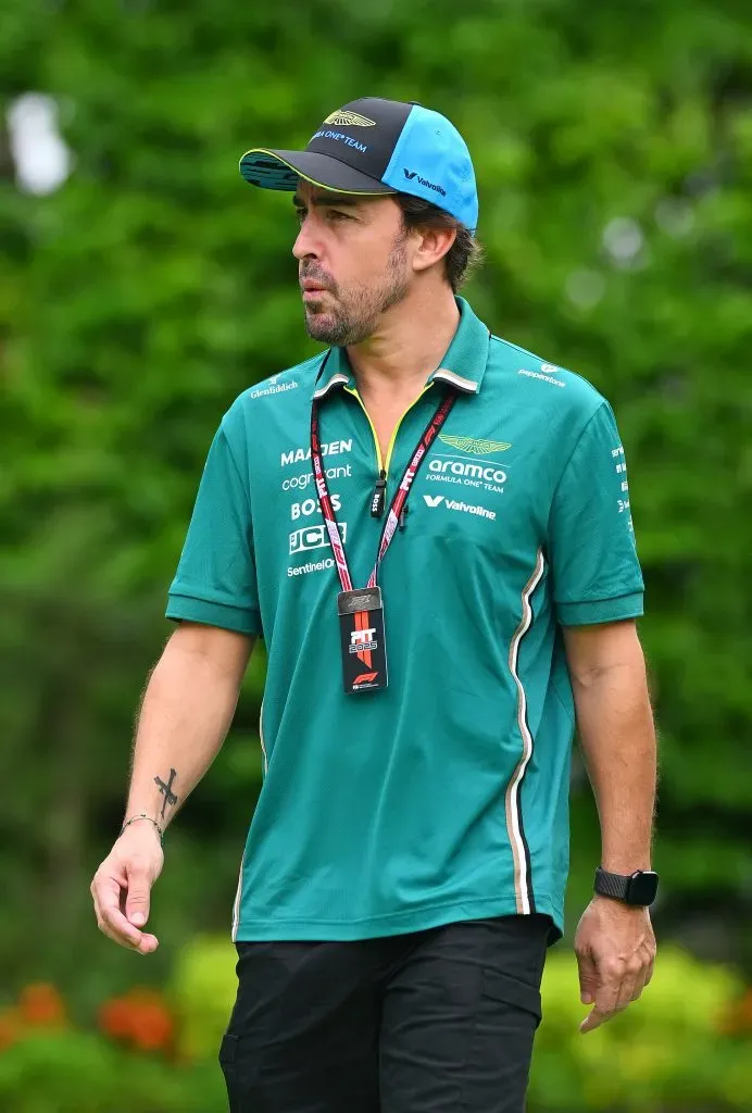 Alonso viene probando el chaleco en pruebas libres para sentirse cómodo cuando realmente lo necesite. (Getty)