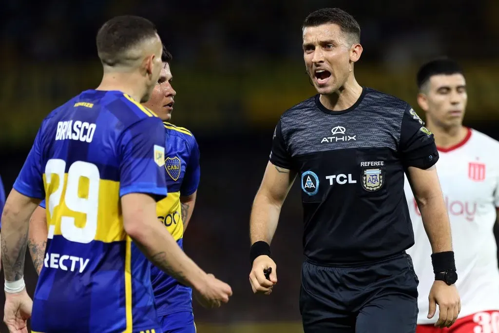 Sebastián Zunino dirigiendo un Boca – Estudiantes de La Plata en 2023. (Getty Images)