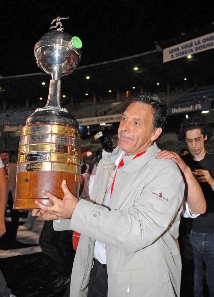 Miguel Ángel Russo con la Copa Libertadores. (Foto: NA).