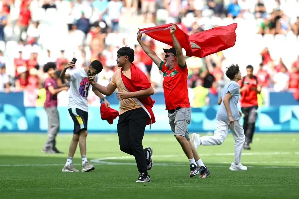 Los hinchas de Marruecos invadieron el campo de juego en el duelo ante Argentina en los Juegos Olímpicos de París 2024. (Getty Images)