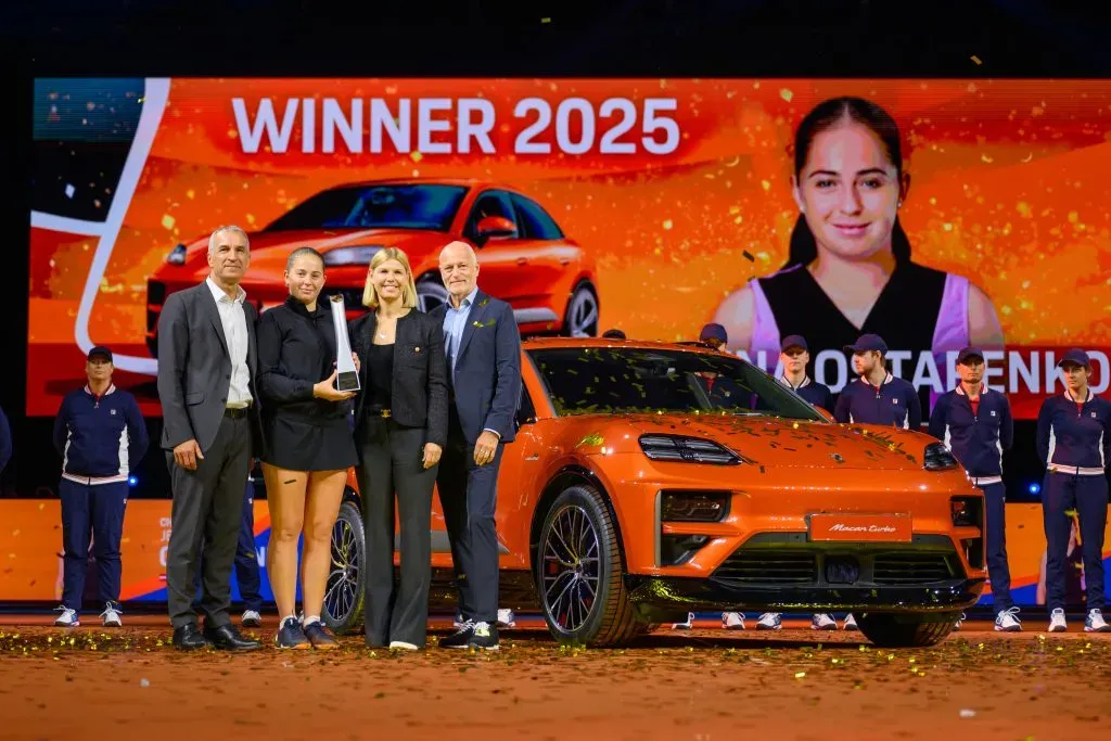 Huber le entregó el premio de campeona del WTA de Stuttgart a Ostapenko en 2025. (Foto: Getty)