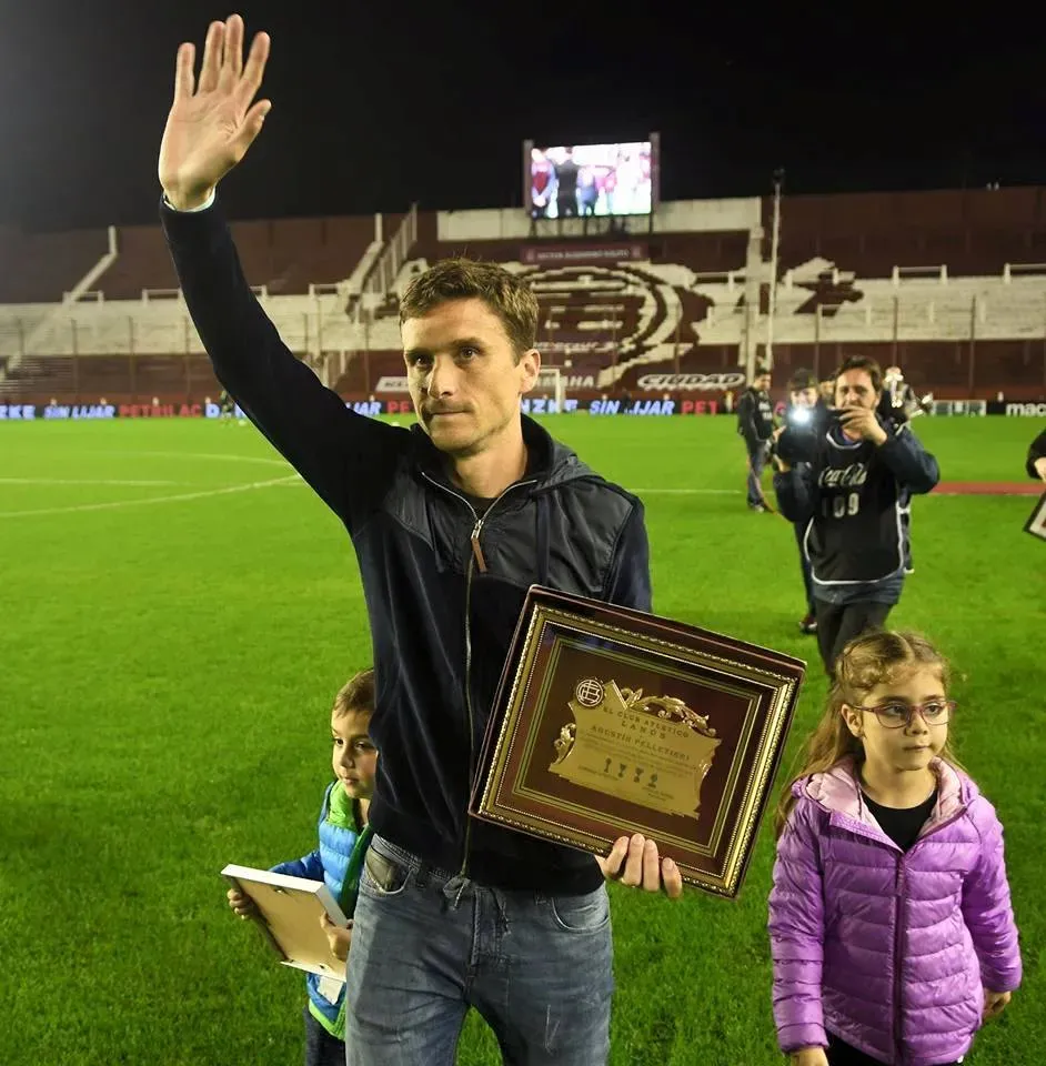 Pelletieri y el homenaje que le hizo Lanús. Foto Lanús.