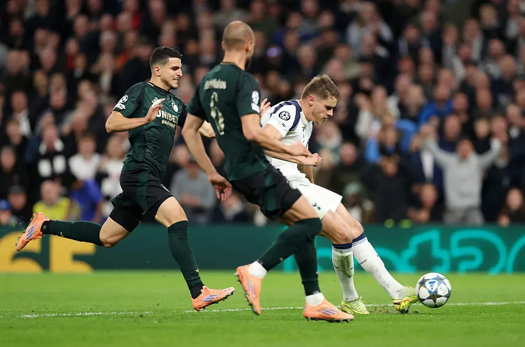 Micky van de Ven metió un gol que es serio candidato al Puskas. (Getty)