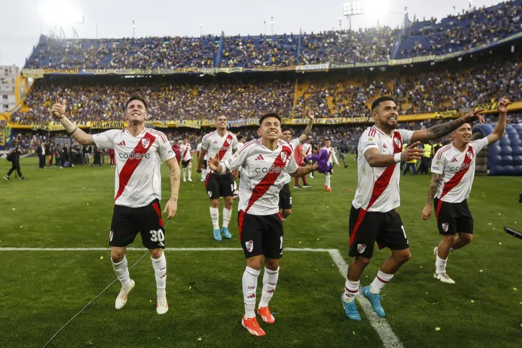 Franco Mastantuono, Claudio Echeverri y Paulo Díaz, en los festejos de River tras vencer a Boca en 2024. (Getty Images)