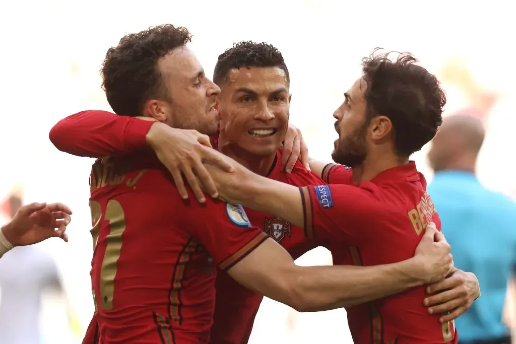 Cristiano Ronaldo y Diogo Jota junto a Bernardo Silva. (Foto: Getty)