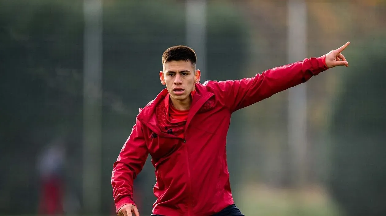 Más le cuesta a Echeverri afianzarse en Europa, más extraña a River (Getty).