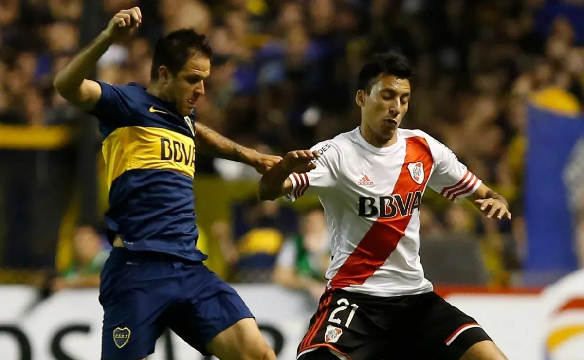 Vangioni, pilar del primer ciclo de Gallardo, enfrentando a Boca.