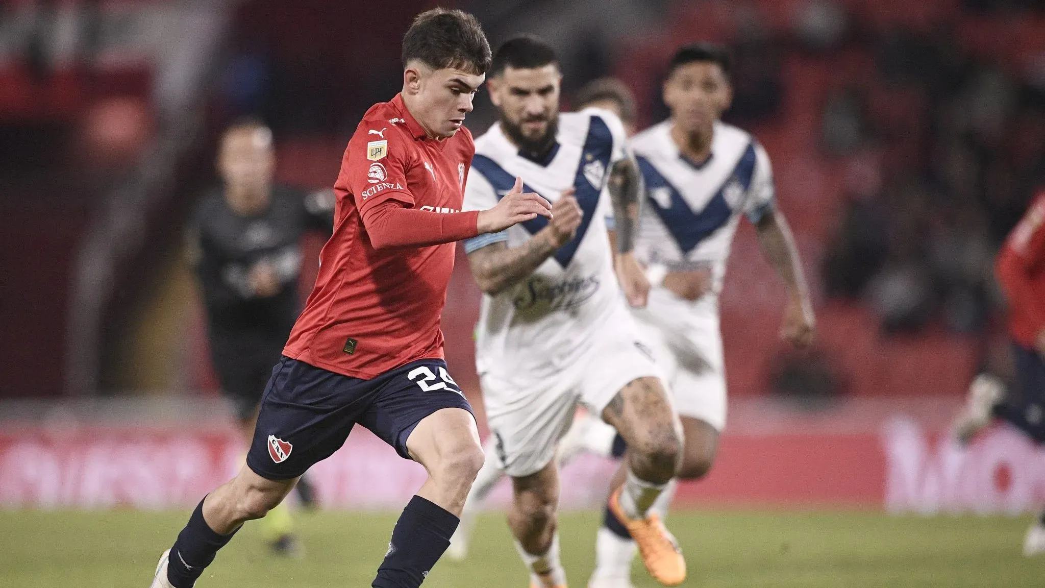 Santiago López corre ante la marca de Elías Gómez. (Prensa Independiente)