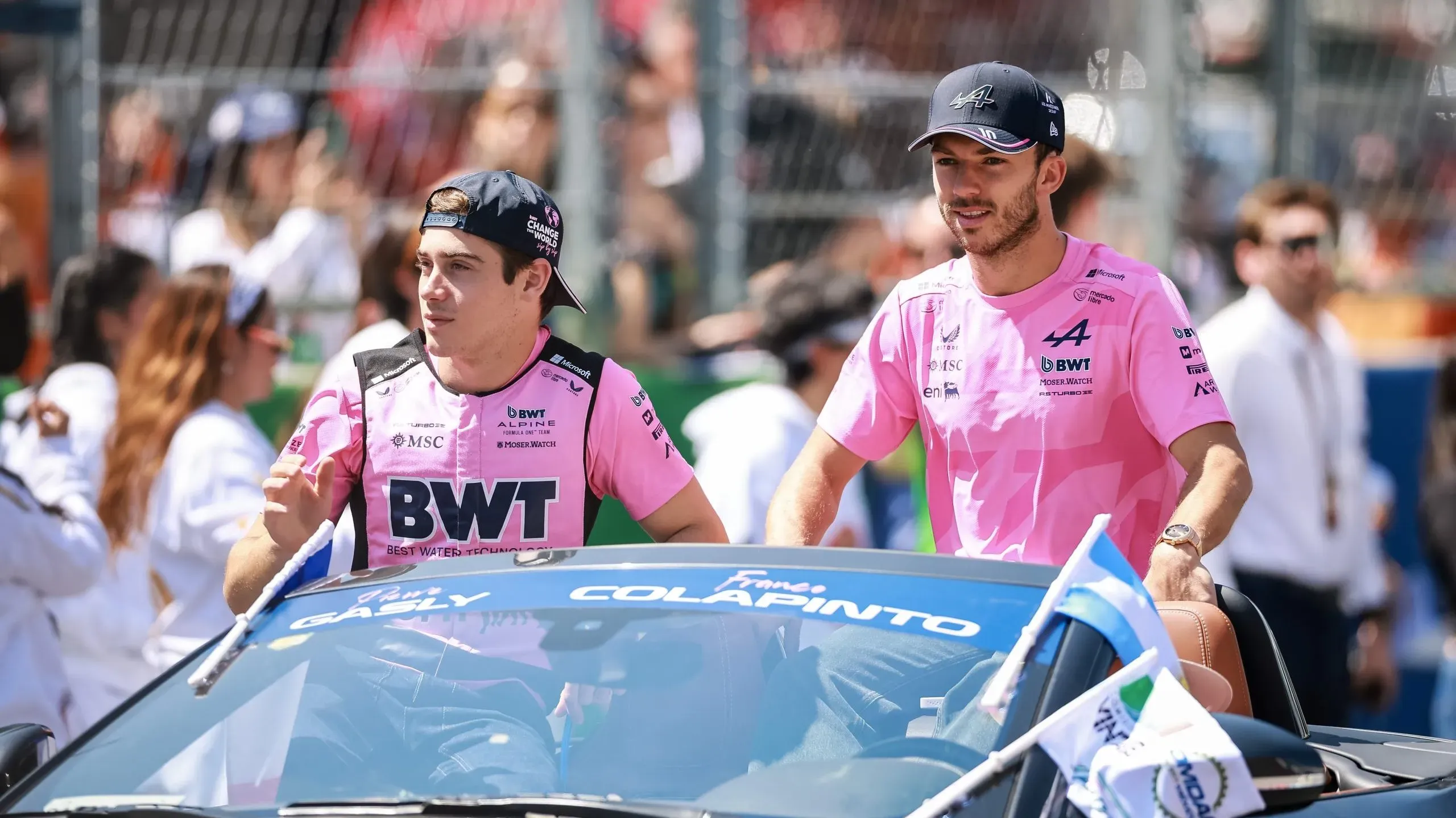 Pierre Gasly junto a Franco Colapinto, pilotos de Alpine.