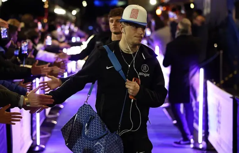 Alejandro Garnacho llegando a Stamford Bridge para el partido con el Barcelona. Getty.