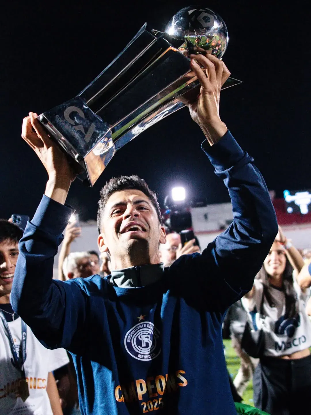 Luciano Abecasis campeón de la Copa Argentina con Independiente Rivadavia. (@Luchoabecasis).