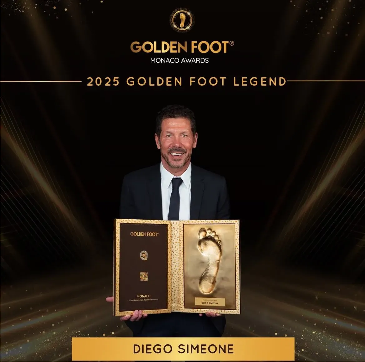 Diego Simeone con el Golden Foot. (Golden Foot).