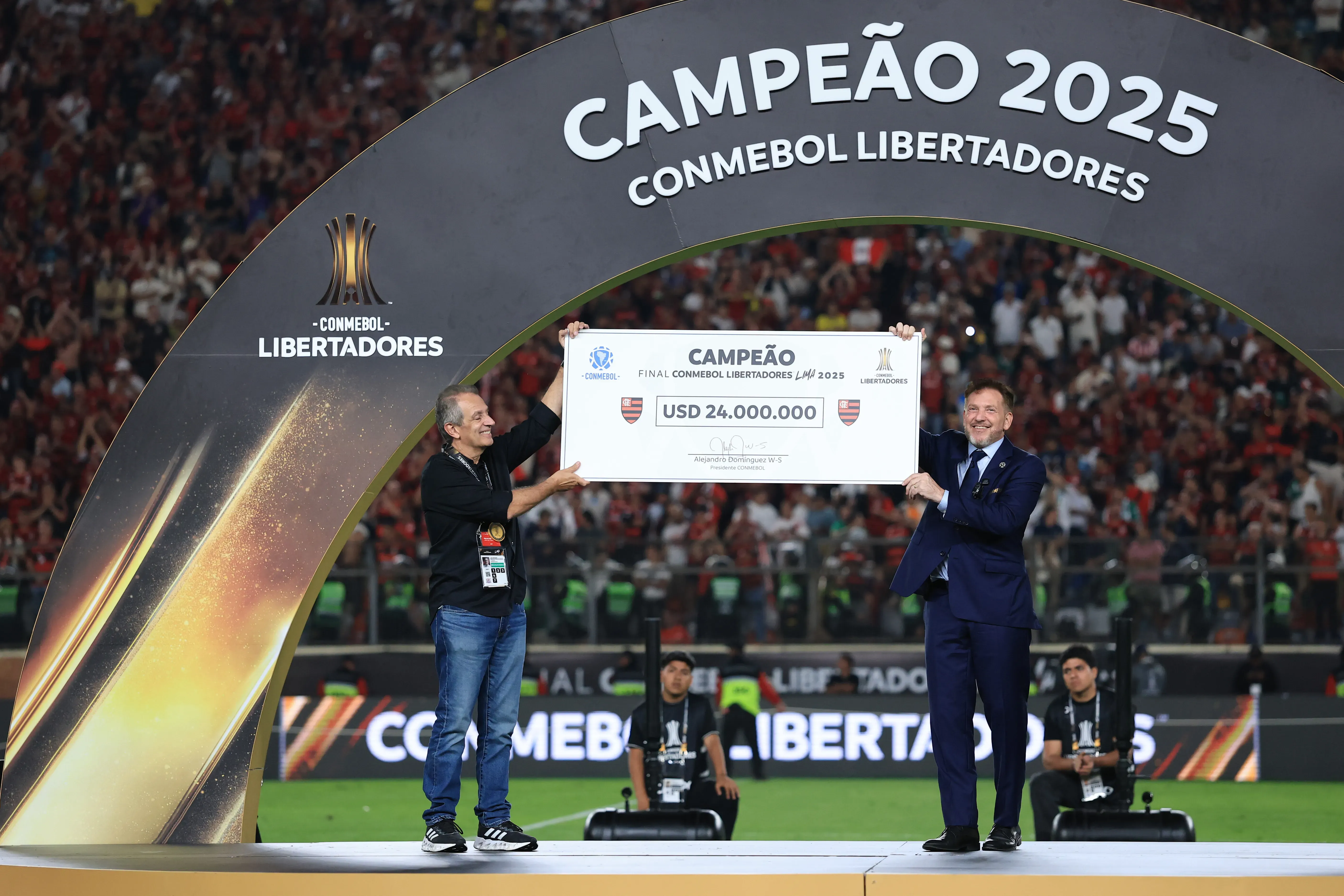 Alejandro Domínguez, presidente de la Conmebol, con el cheque de campeón de la Copa Libertadores 2025 para Flamengo. Getty.