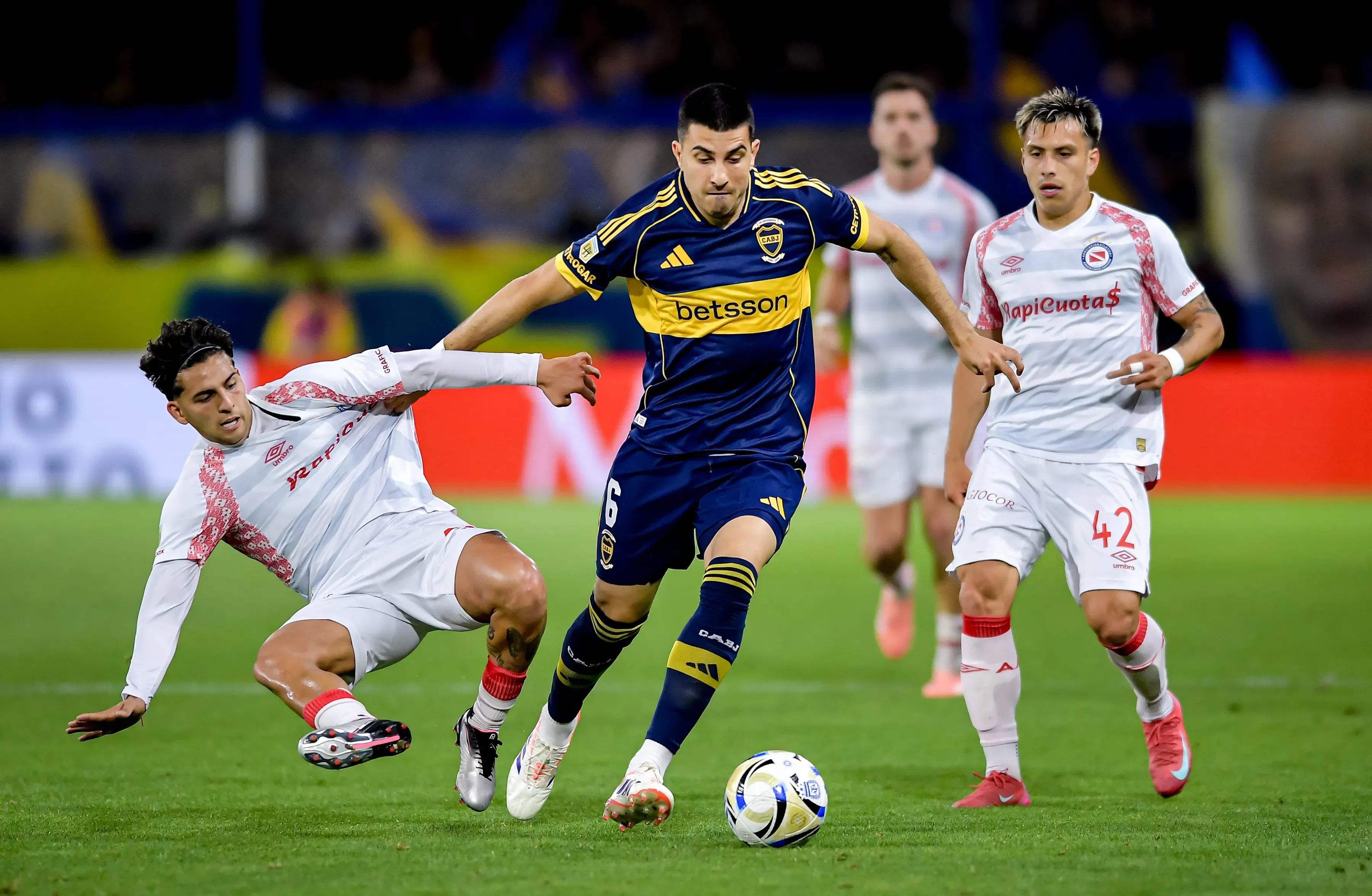 Hernán López Muñoz y Rodrigo Battaglia, disputando el balón durante Boca – Argentinos Juniors. (Getty Images)