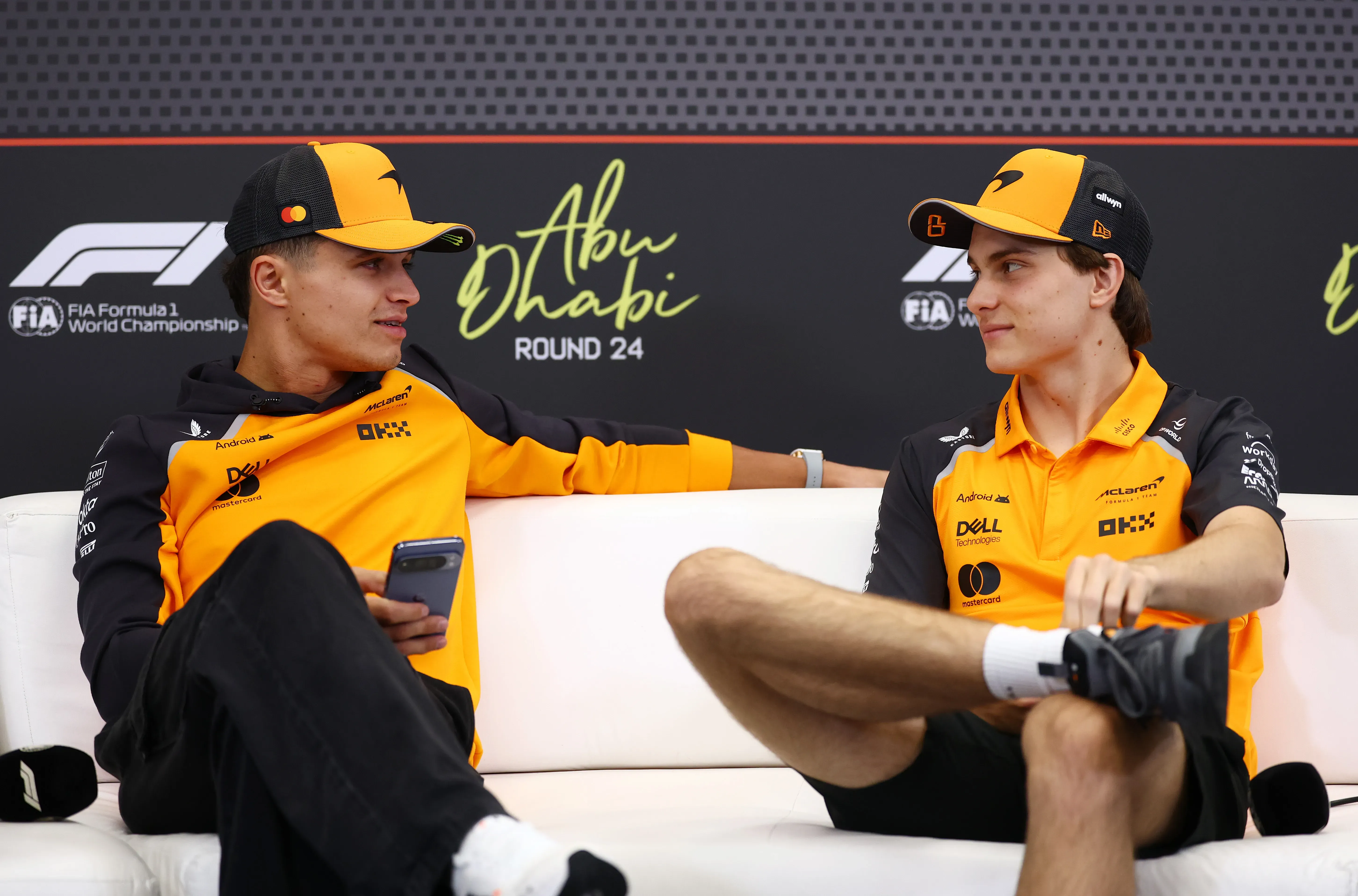 Lando Norris y Oscar Piastri, pilotos de McLaren, durante una entrevista. (Getty Images)
