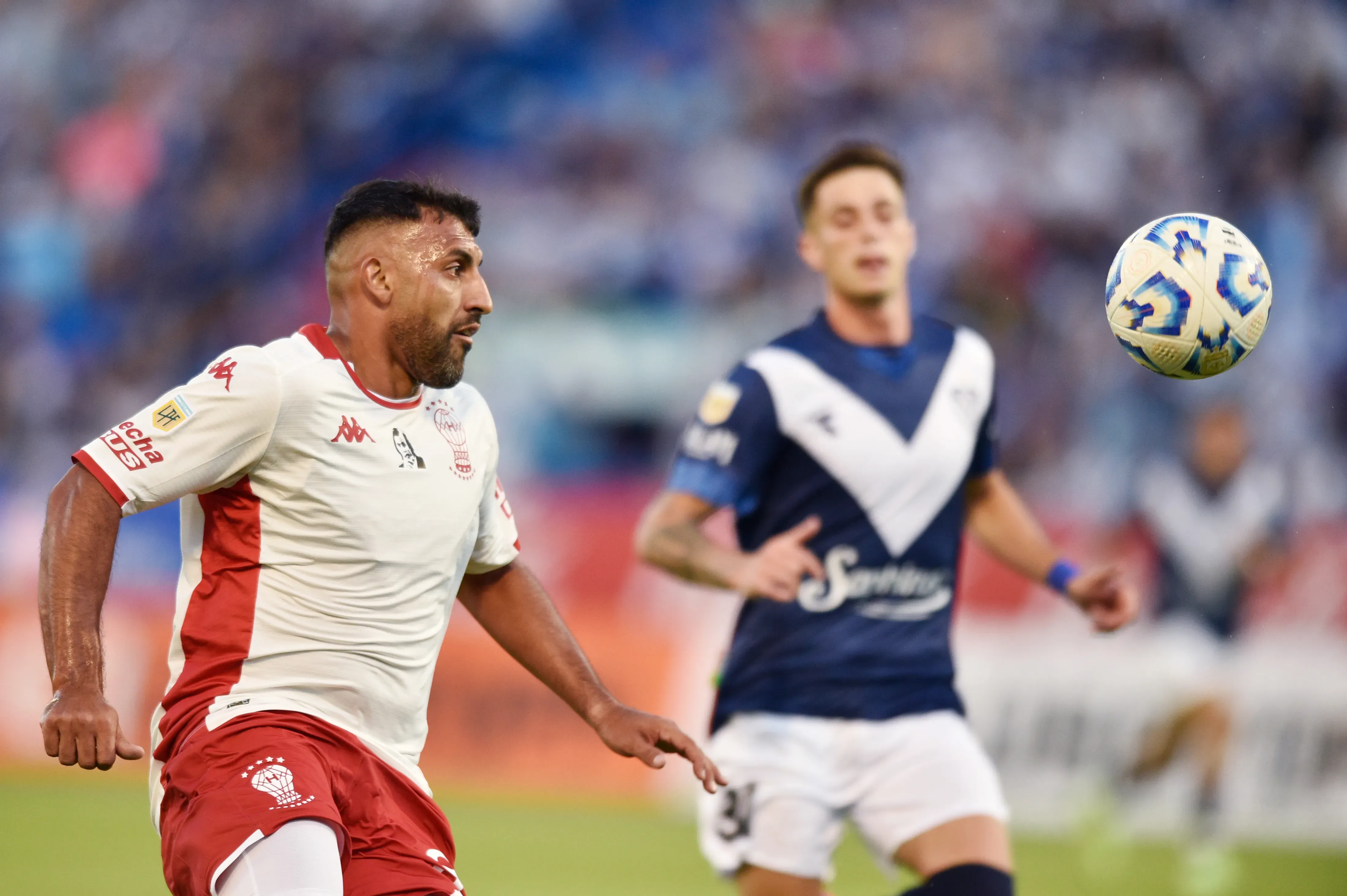 Ramón Ábila durante un Huracán – Vélez por el fútbol argentino. (Getty Images)
