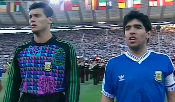 Diego Maradona en el momento de su reacción por el abucheo al himno argentino por parte del público presente en el Estadio Olímpico de Roma.
