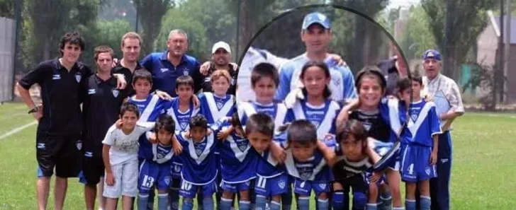 Thiago Almada en la cat. 2001 de Vélez Sársfield con Guillermo Compton Hall.