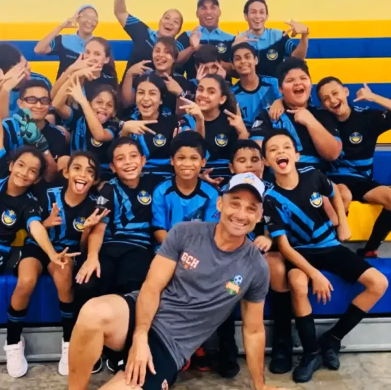 Guillermo en una de sus giras, que casi termina con él como entrenador de un seleccionado nacional. (Archivo)