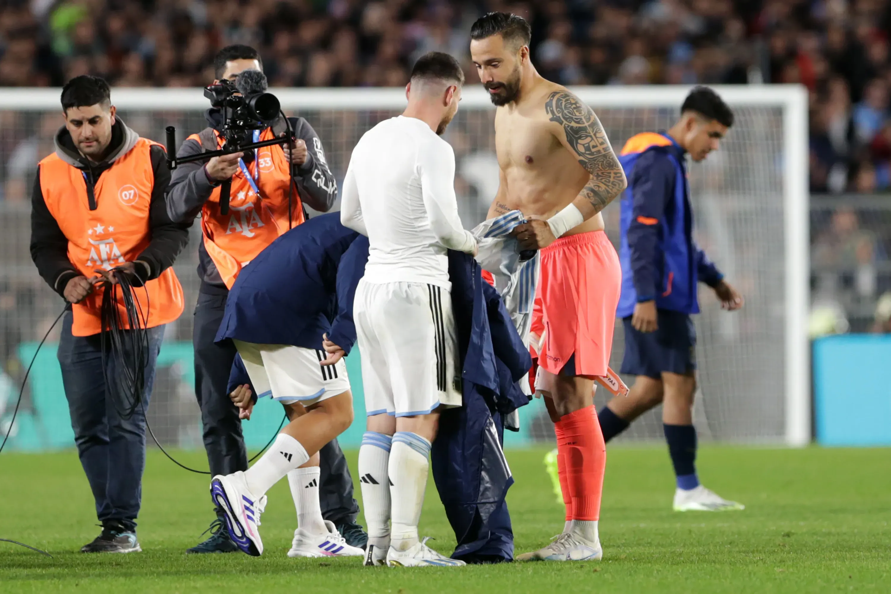 El último cambio de camisetas entre Messi y Galíndez. (Getty).