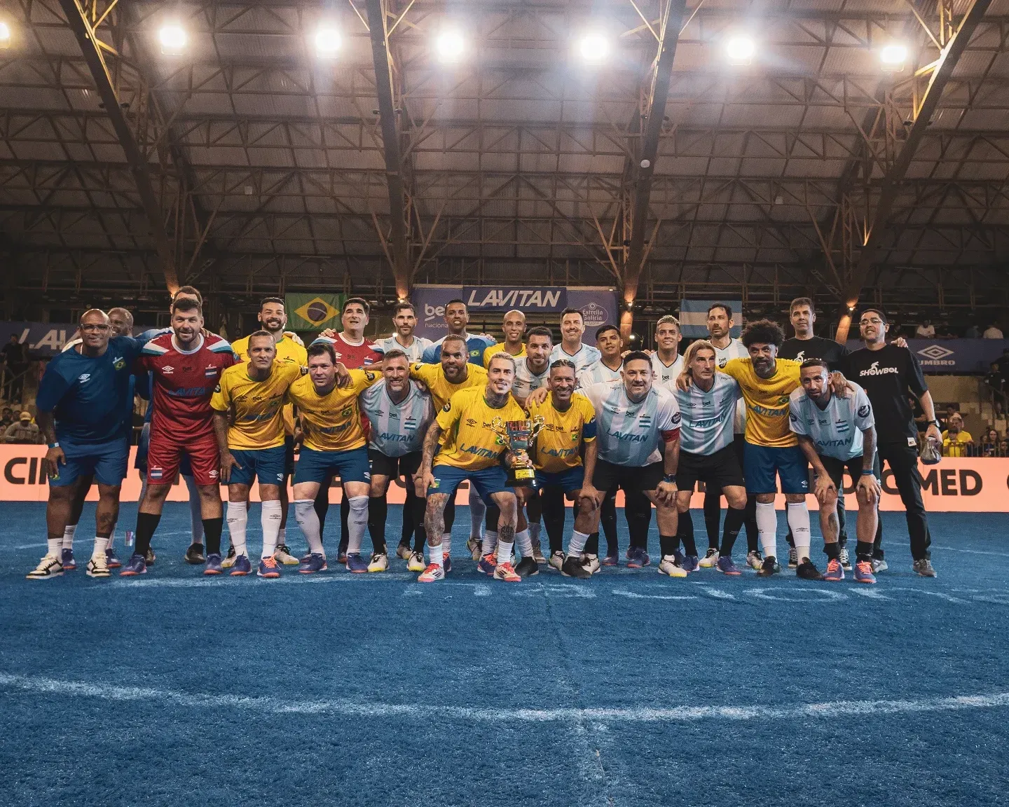 Las selecciones de Brasil y Argentina en el Showbol. Foto Showbol.