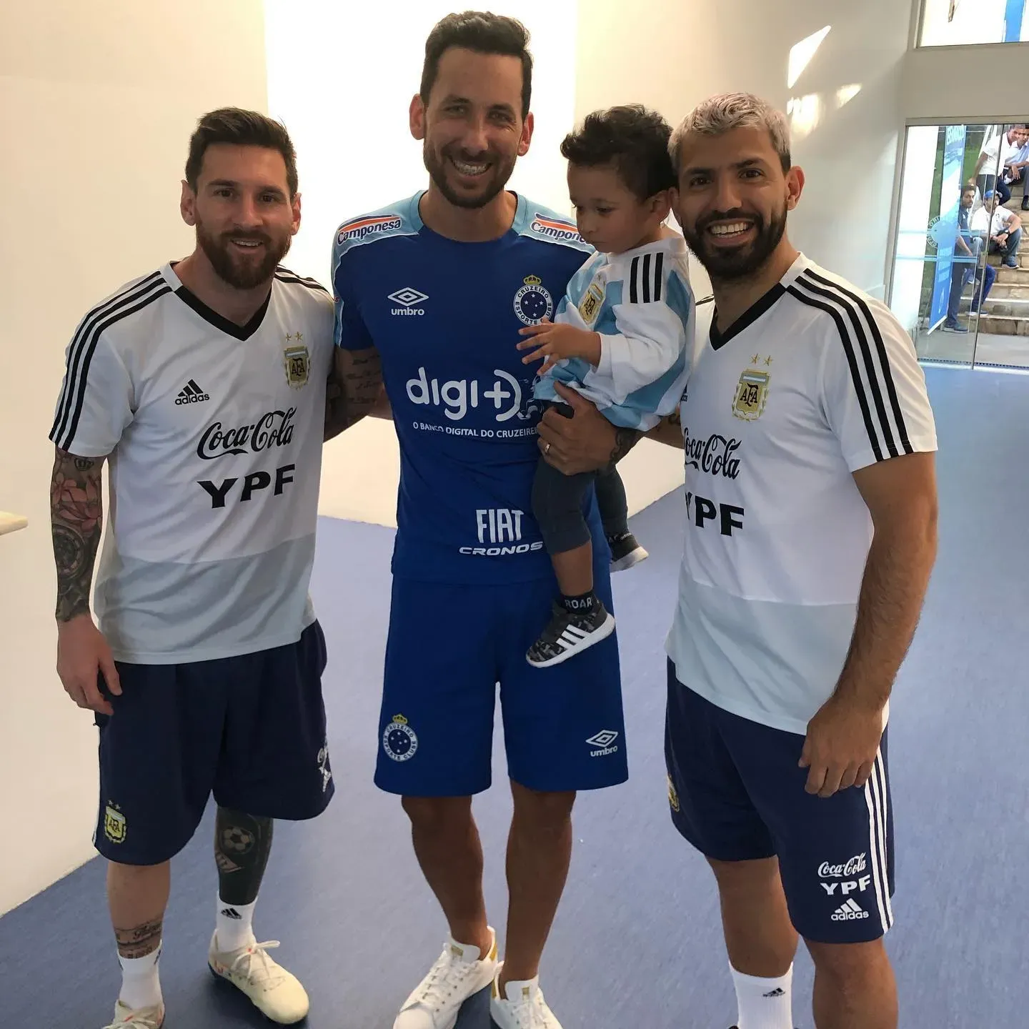 Cabral con Agüero, con quien fue campeón en la Selección, y Messi. Foto Cabral.