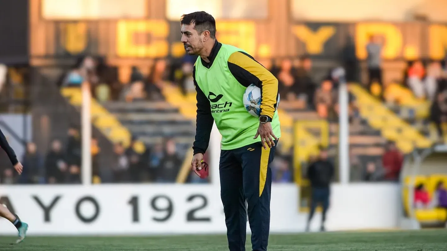 Leandro Gracián, en su etapa como entrenador de Deportivo Madryn.