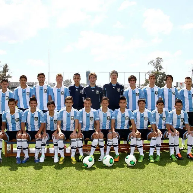 Siempre fue una fija en las Selecciones Juveniles. Acá, junto a jugadores como Pavón y Mammana. (Foto: Prensa AFA)