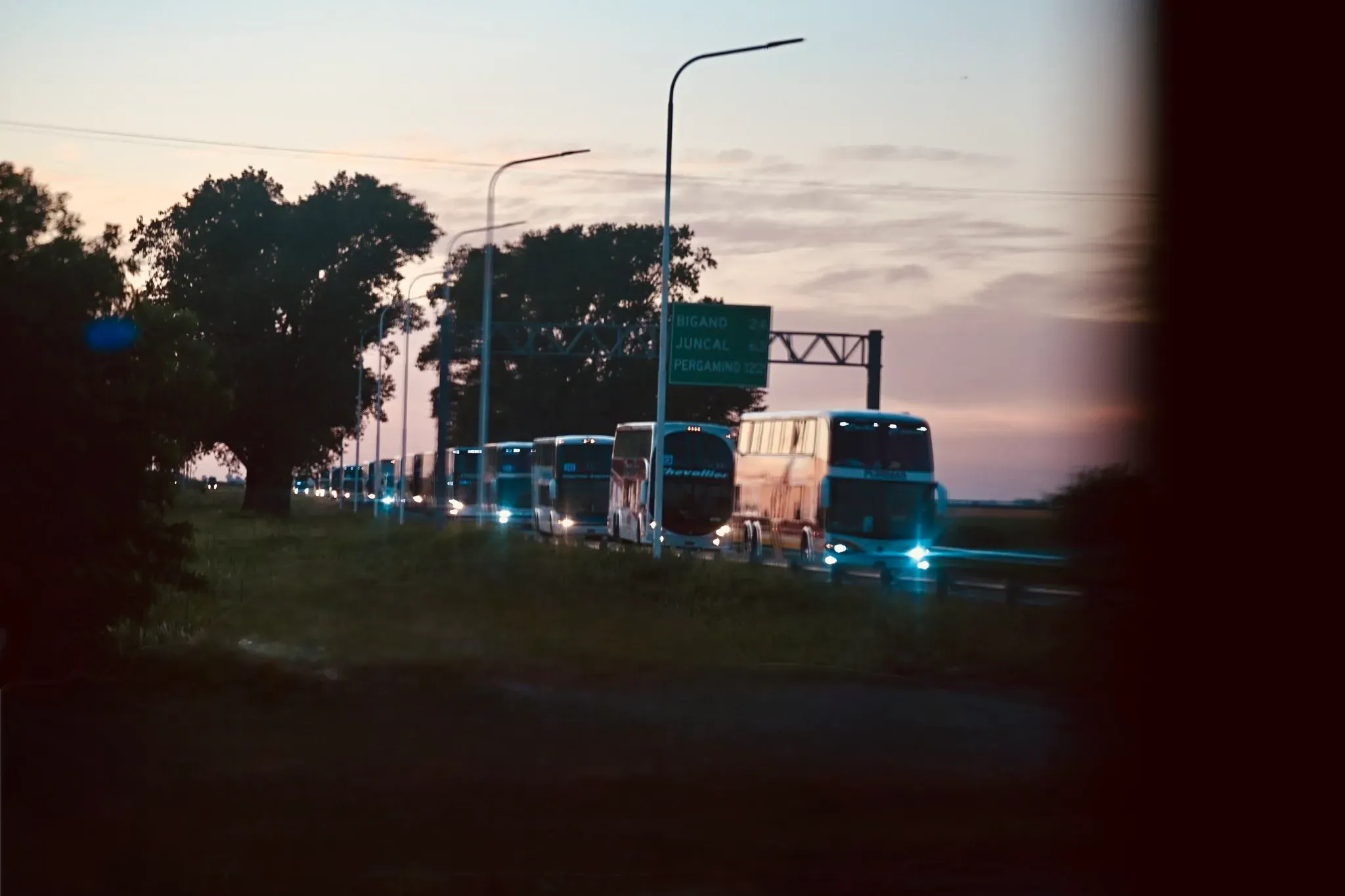 Los hinchas de Estudiantes ya reanudaron el viaje a Santiago del Estero. (X/EDLPoficial)