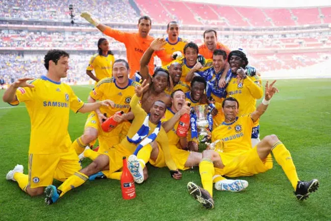 Mientras su equipo salía campeón, él dormía en el vestuario.