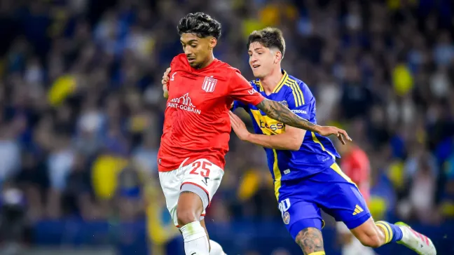 Cristian Medina es marcado por Tomás Belmonte. (Getty Images)