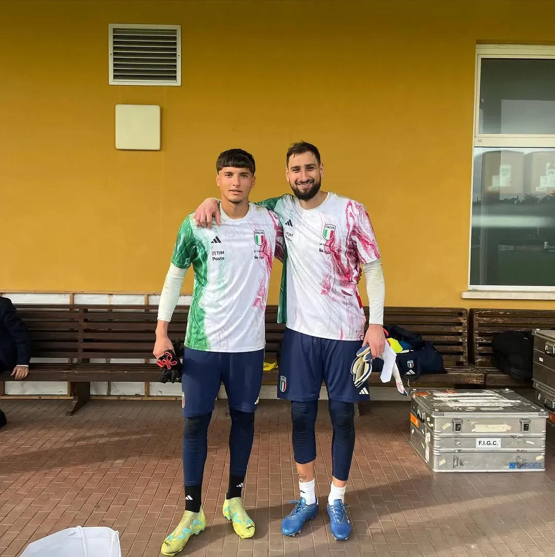 La postal para el recuerdo que se llevó Lucas López con Donnarumma tras ser citado por Italia (@lukaalopez_).