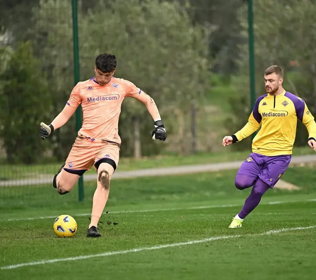 Lucas López junto a Lucas Beltrán durante un entrenamiento con la Primera de Fiorentina (@lukaalopez_).