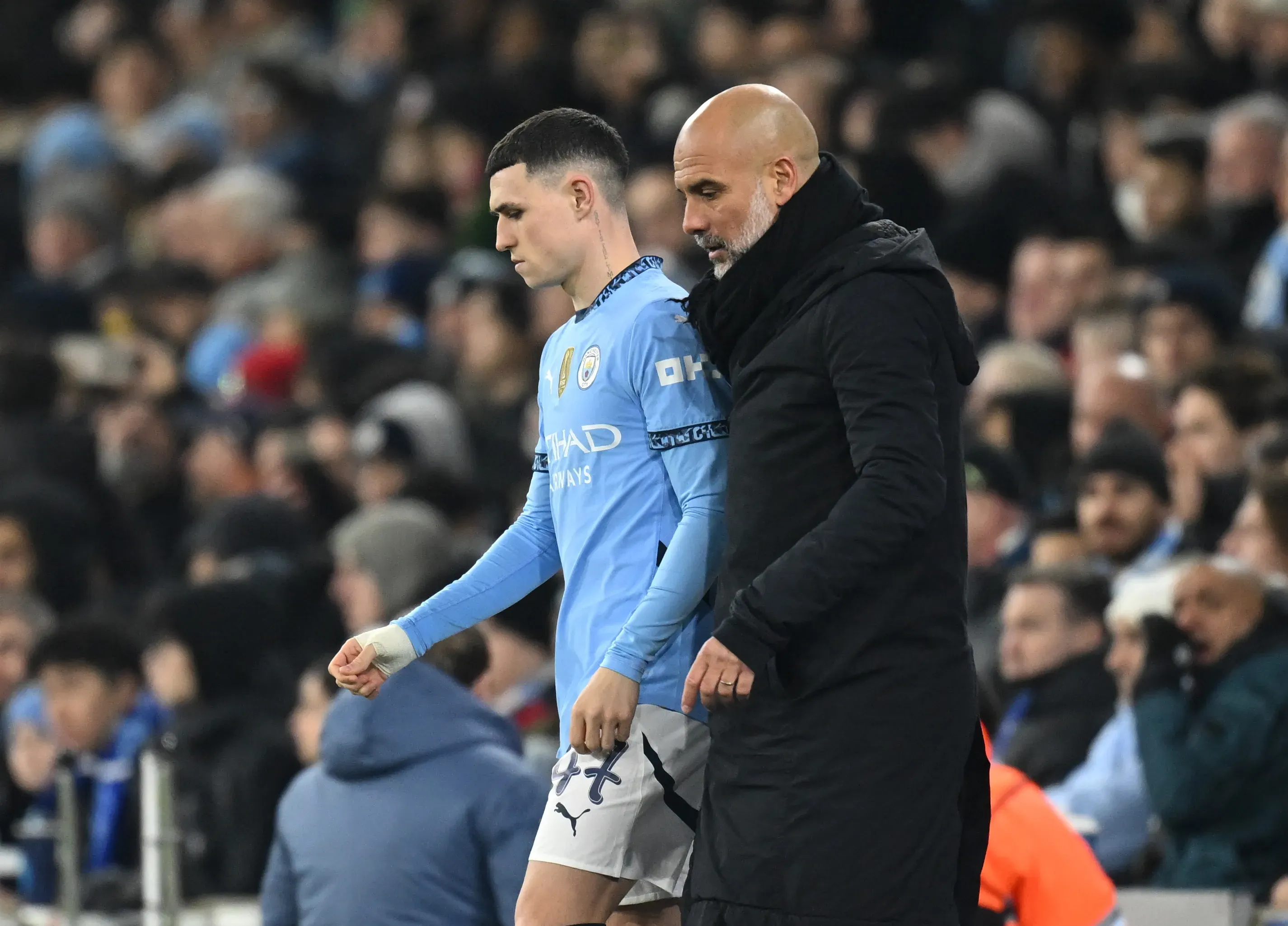 Phil Foden junto a Pep Guardiola, ambos en Manchester City. (Getty Images)