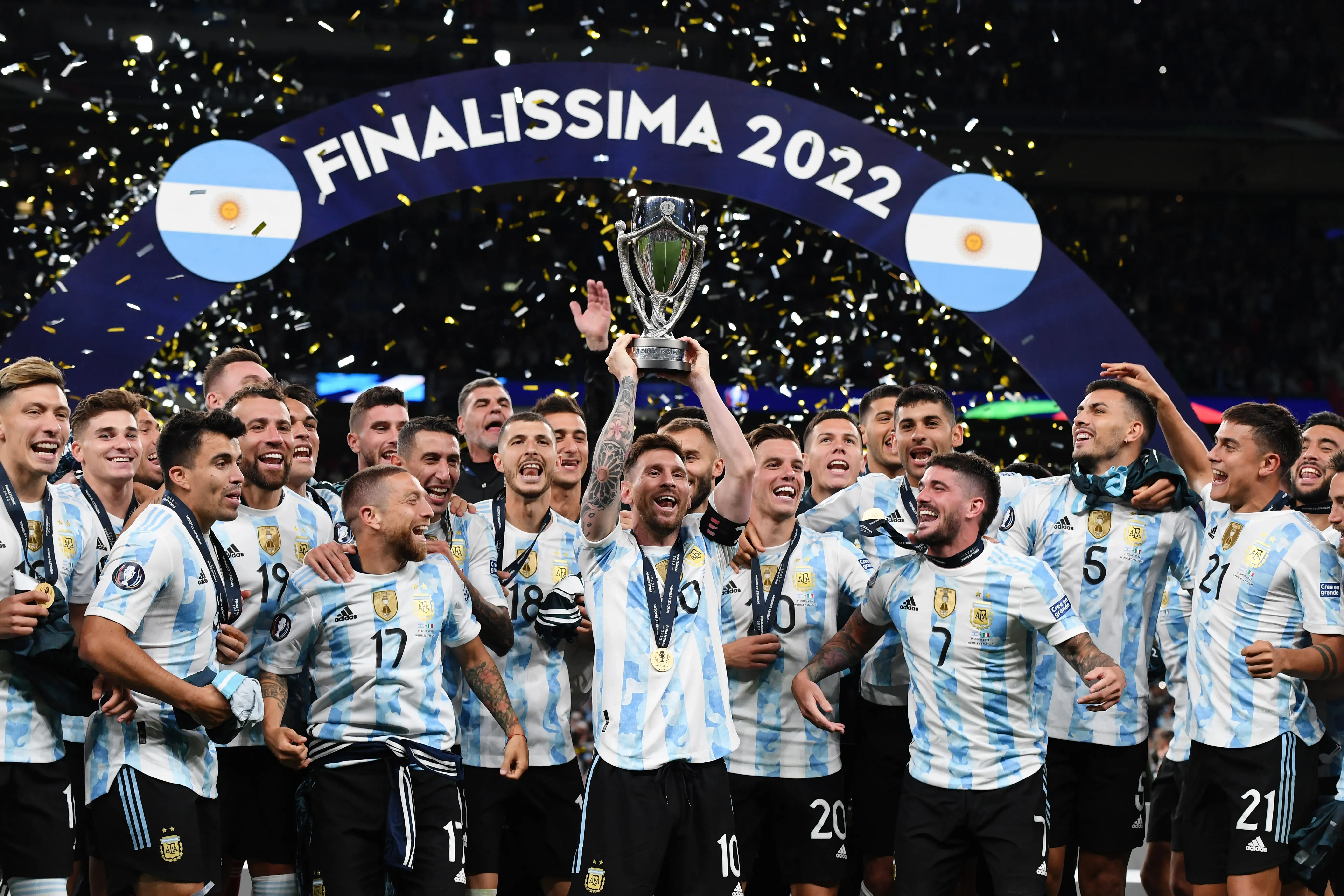 Lionel Messi levantando el trofeo de la Finalissima tras la victoria de Argentina a Italia. (Getty Images)