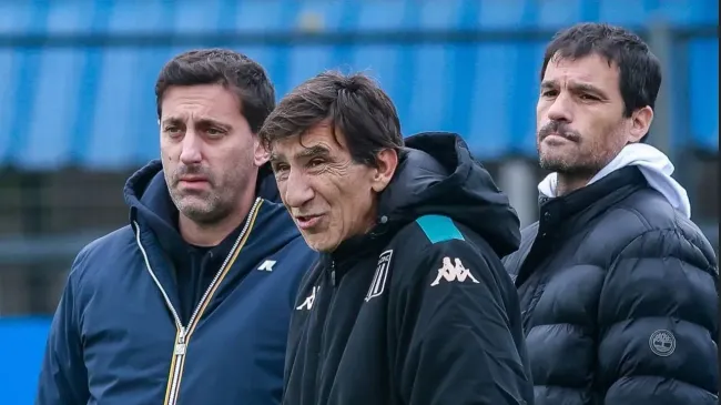 Diego Milito, Gustavo Costas y Sebastián Saja presencian la práctica del plantel. (Foto: Prensa Racing)