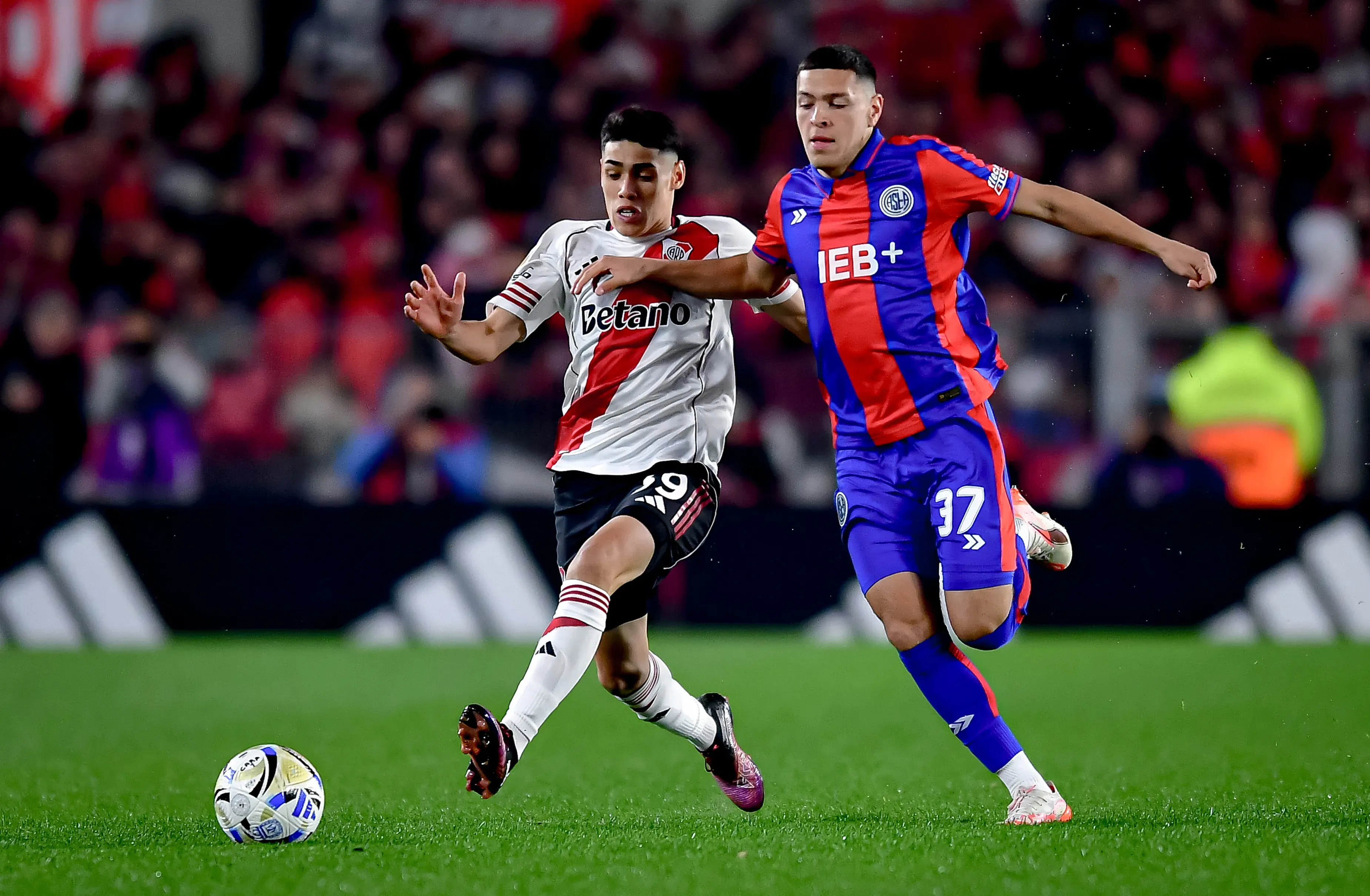 Elías Báez durante el último duelo entre San Lorenzo y River. (Getty Images)