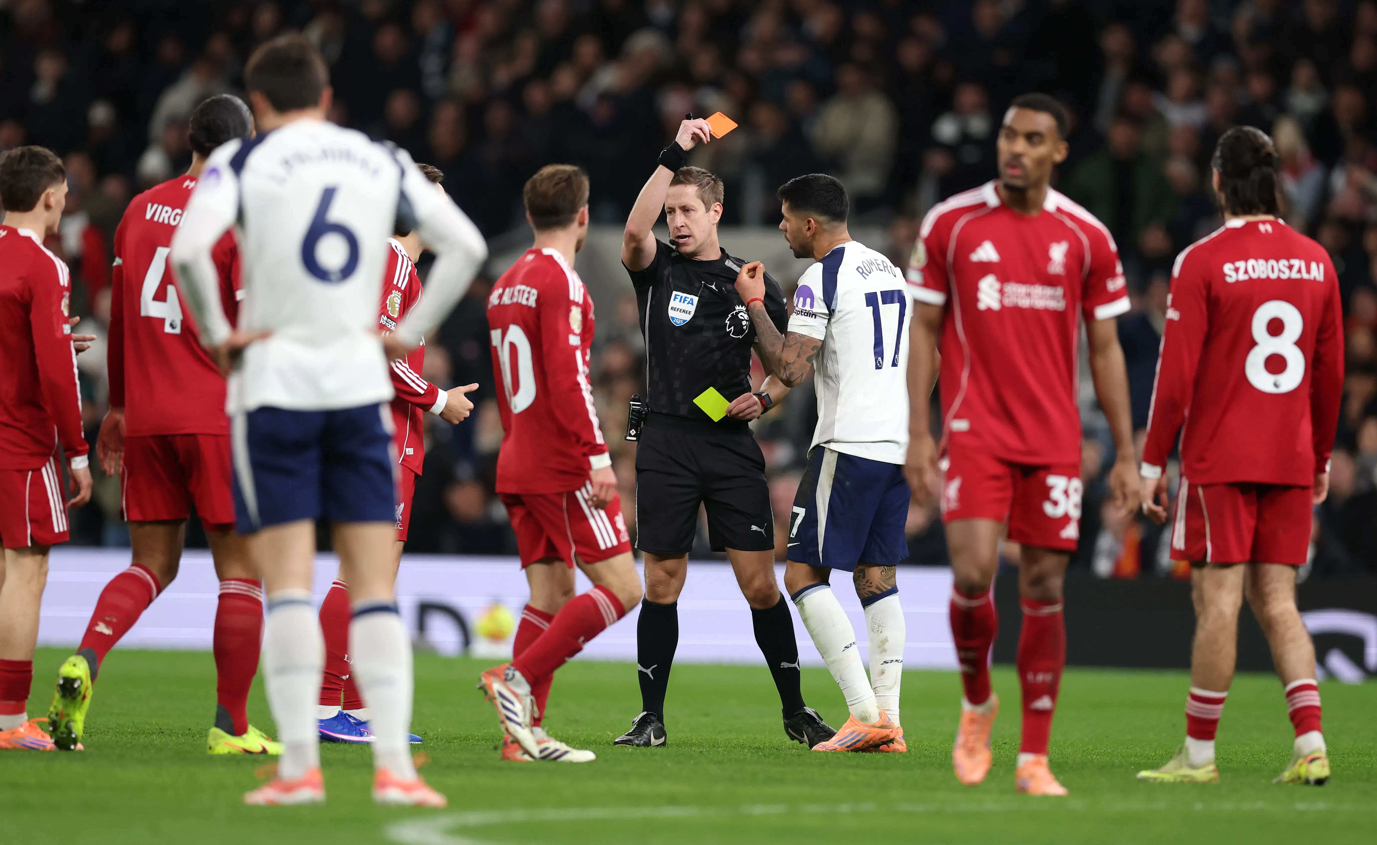 Brooks expulsó a Cuti Romero en Tottenham vs. Liverpool. (Getty).