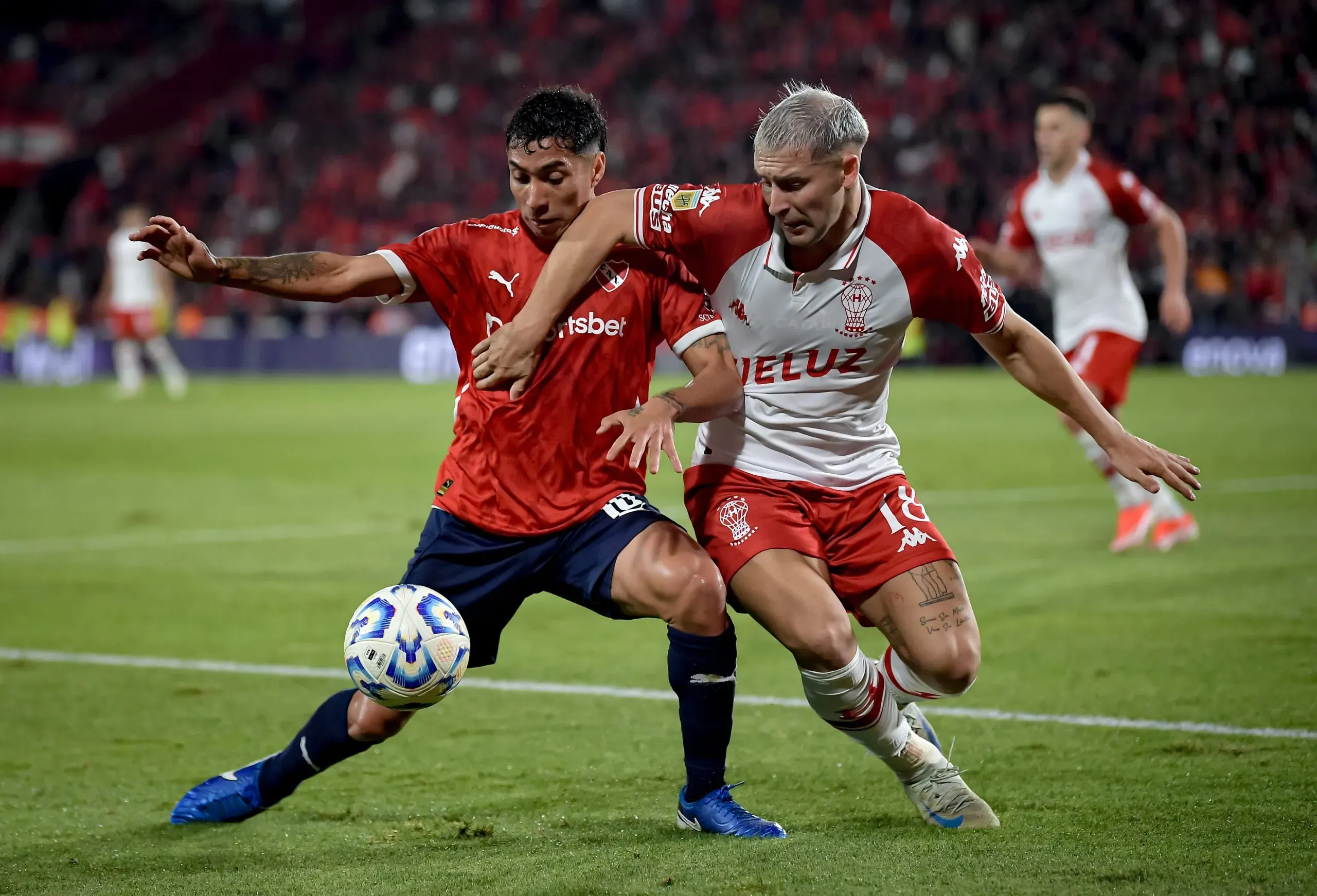 Matko Miljevic enfrentando a Independiente. (Getty Images)