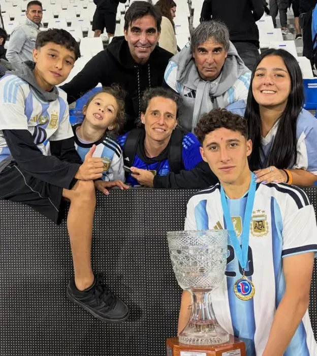 La familia Scarlato, con Lorena en el centro. (Foto: @lucaa.scarlato).