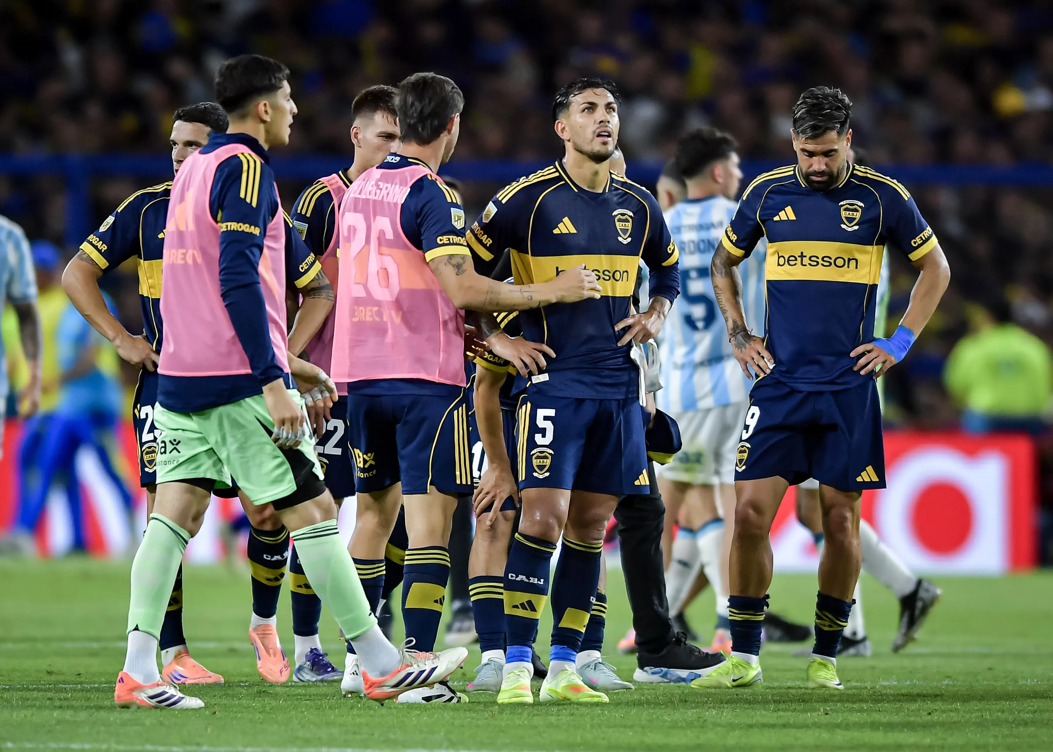 Leandro Paredes y los jugadores de Boca tras quedar eliminados del Torneo Clausura 2025. (Getty Images)