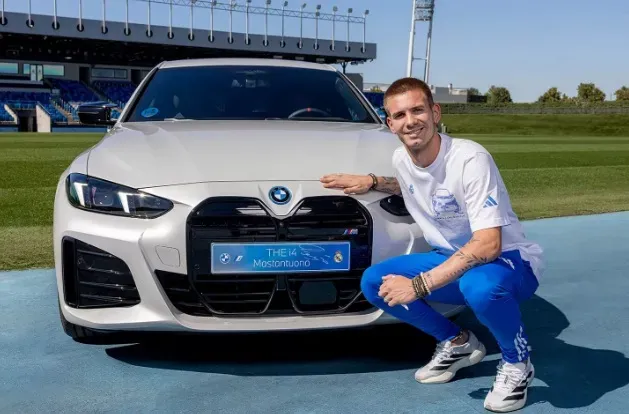 Mastantuono con su nuevo BMW. (Foto: Real Madrid)