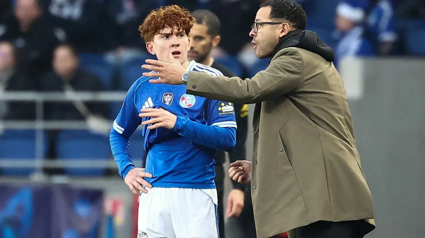 Liam Rosenior da indicaciones a Valentín Barco, uno de sus futbolistas predilectos. (Getty).