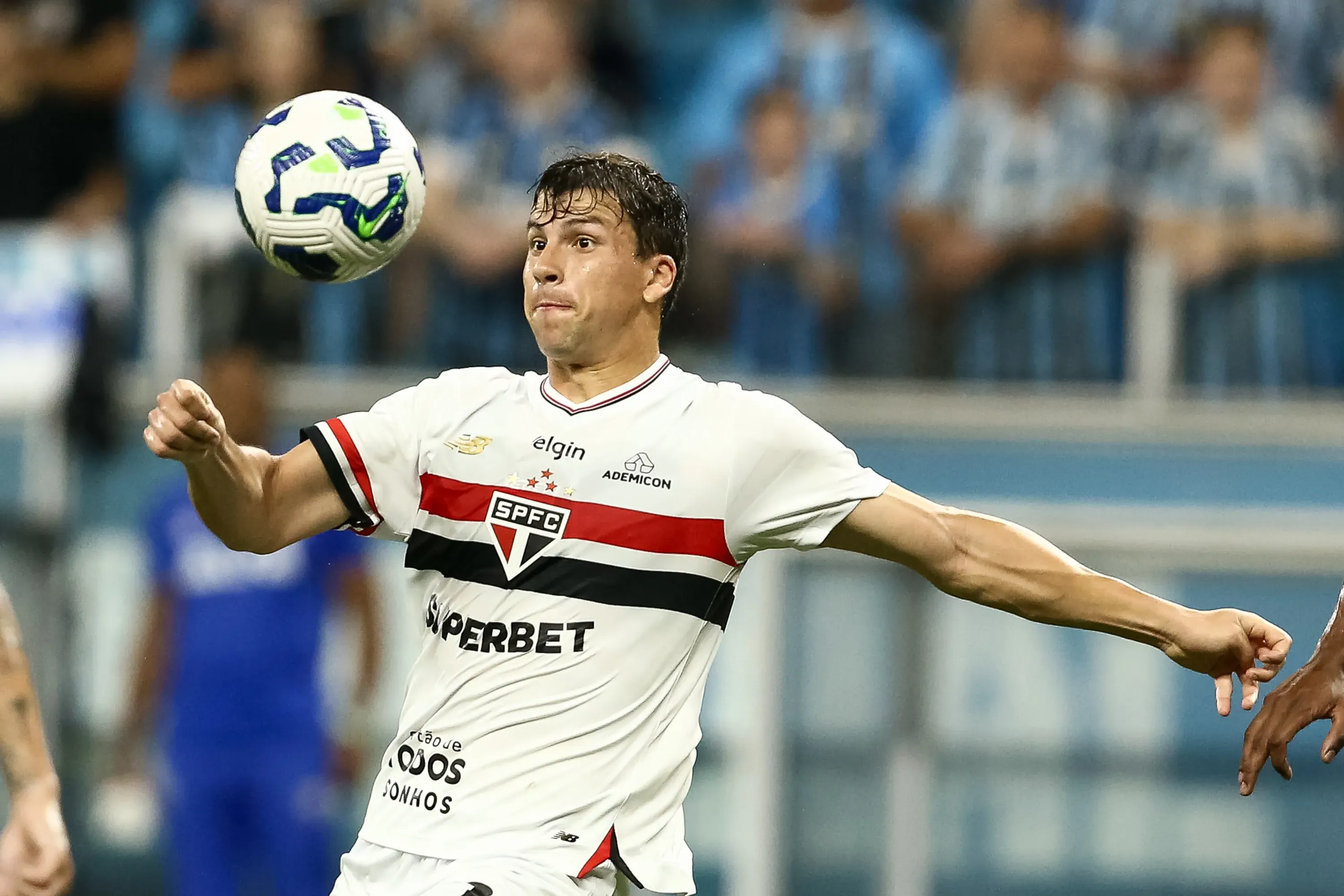 Con Sao Paulo, el chileno ya disputó 21 partidos y aportó 5 goles. (Getty).