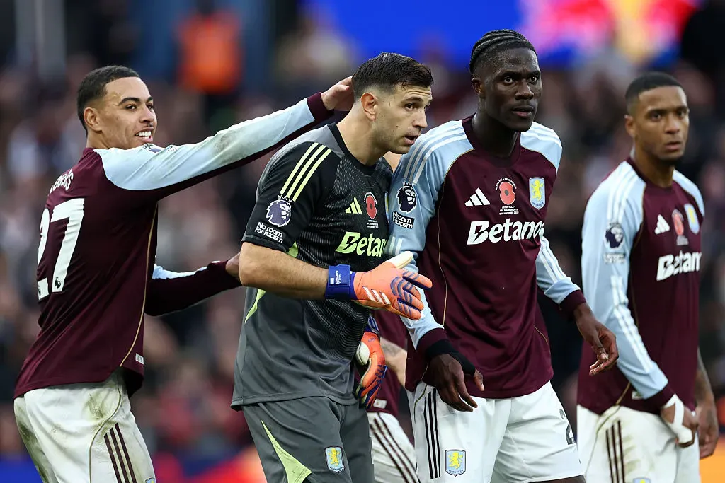 Dibu Martínez está teniendo problemas con la forma en que molestan a los arqueros en la Premier. (Getty)