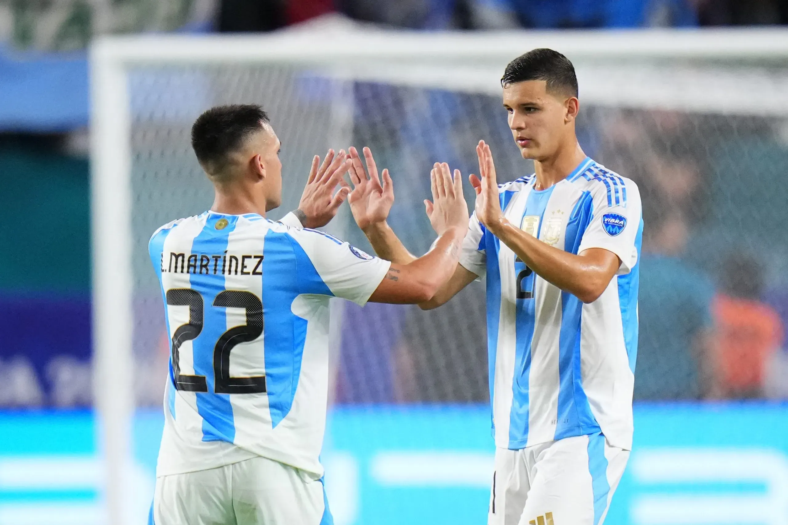 Valentín Carboni y Lautaro Martínez en la Selección Argentina. (Getty Images)