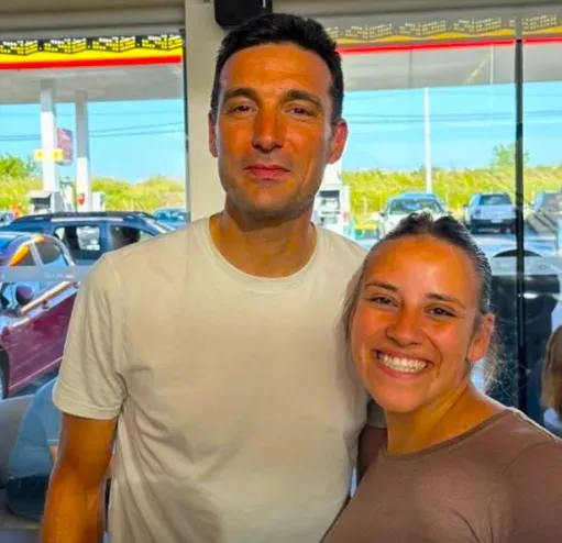 Lionel Scaloni prestándose para la foto en una estación de servicio de Funes.